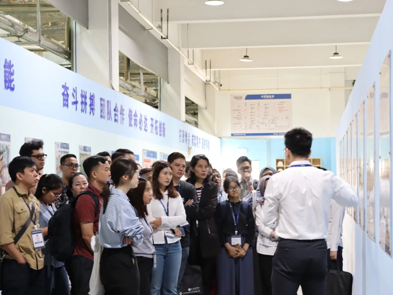 參觀(guān)生產(chǎn)車(chē)間